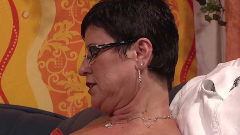 Mature Climax - 100% Mature Videos: Nadržená zralá žena s brýlemi je po šukání pokryta spermatem