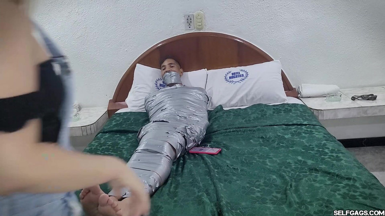 Selfgags femdom bondage: Dendam femdom: teman lelaki curang Mummified, teman wanita berkongkek
