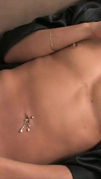 Baştan çıkarıcı esmer telefon seksi sırasında mastürbasyon yapıyor