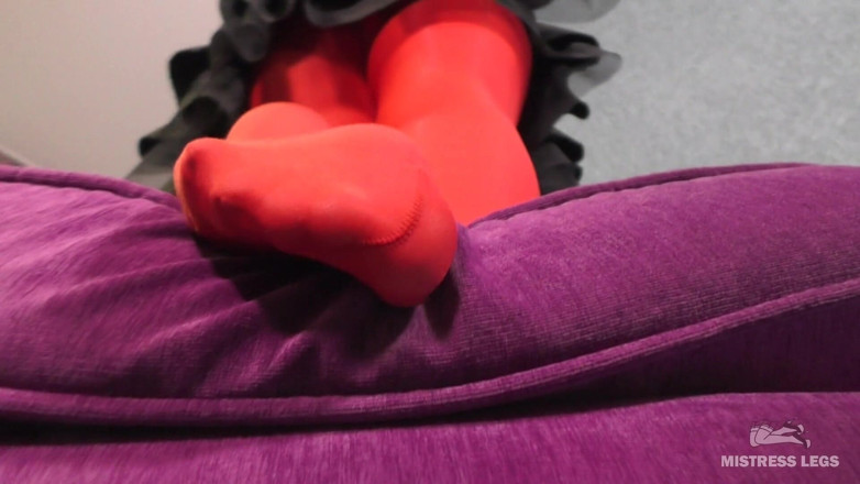 Mistress Legs: Des jambes de maîtresse taquinent dans des collants rouges sexy...
