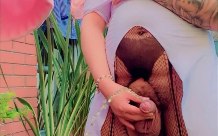 JessieRoss: Big Stream of Urine in My Garden