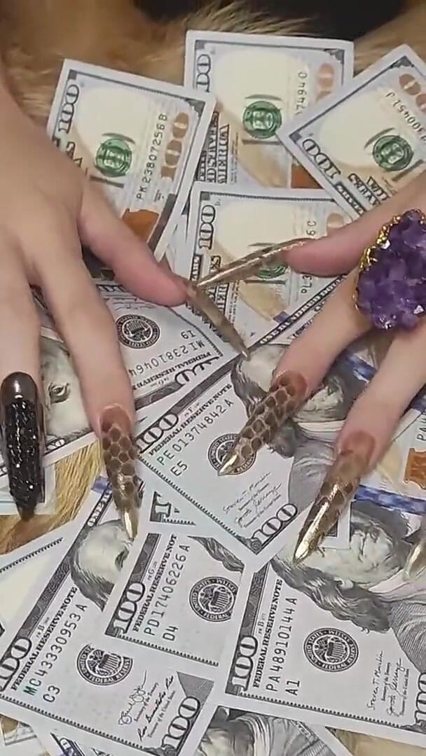 Princess18_: Findom: грошова богиня рахує готівку і змушує поклонятися її декольте та ногам