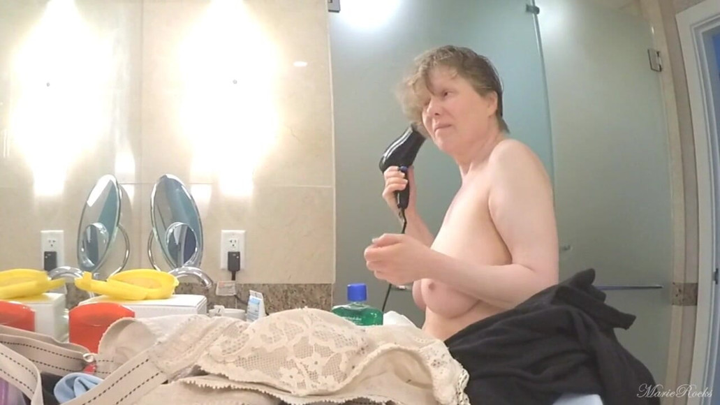 MarieRocks: Spying on the 62-year-old Hottie with a smokin' curvy body