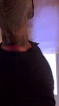 Long Sexe Avec Prépuce À La Gloryhole Dorée