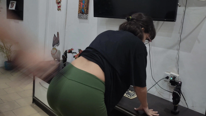 SugarPose: Gadis imut latina lagi asik dientot di remote control