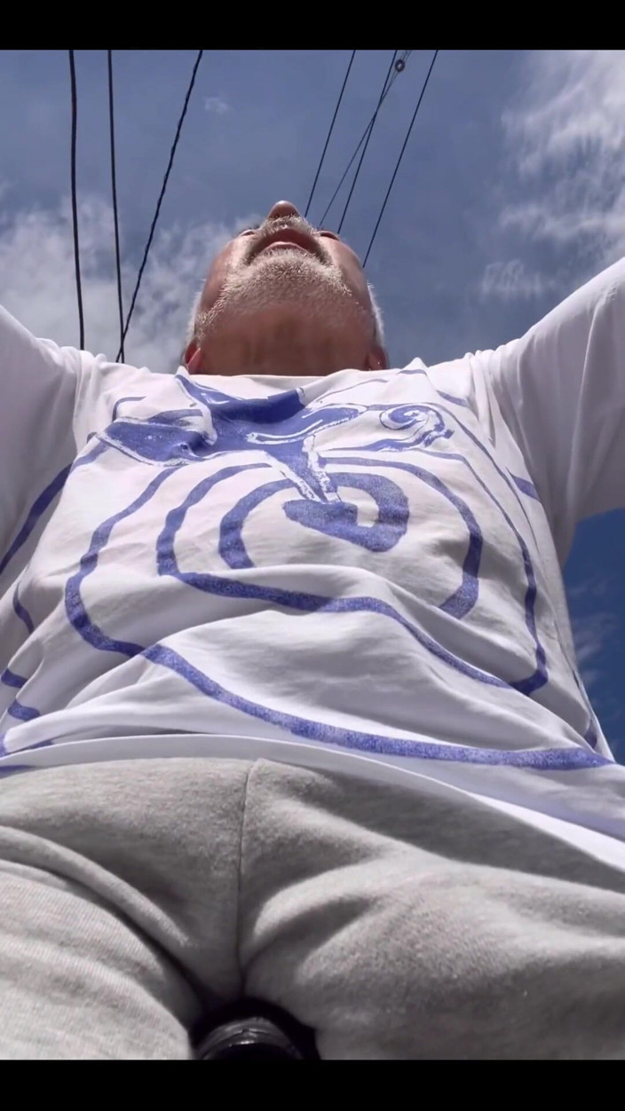 Japanese daddy: Він просто їздить на велосипеді в світшоті і без нижньої білизни...