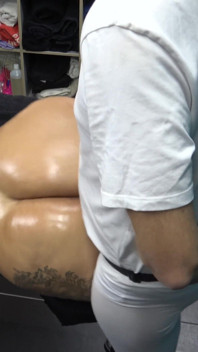 Masseur komt klaar op haar klapende grote kont | Beste sappige dikke kont op massagebed