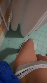 POV - あなたと 18 歳のティーンが一緒にトイレに行き、スポーティな T バックで潮吹きをさせます