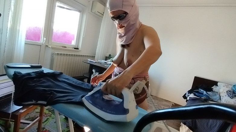 Amateur_MS: Bruna sexy con figa pelosa, fa lavori di casa nuda.
