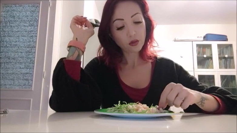savannahamatoriale: Eating my seafood...