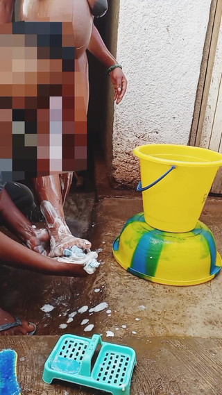 Me and my new slut: În aer liber, făcând baie iubitei mele însărcinate într-un mediu murdar