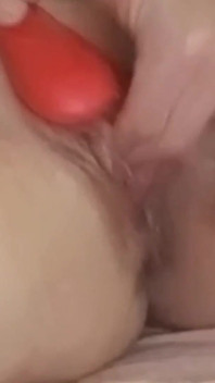Tremendo, com clitóris grande se entrelaçando com subccionador e digitando para gozar em close-up