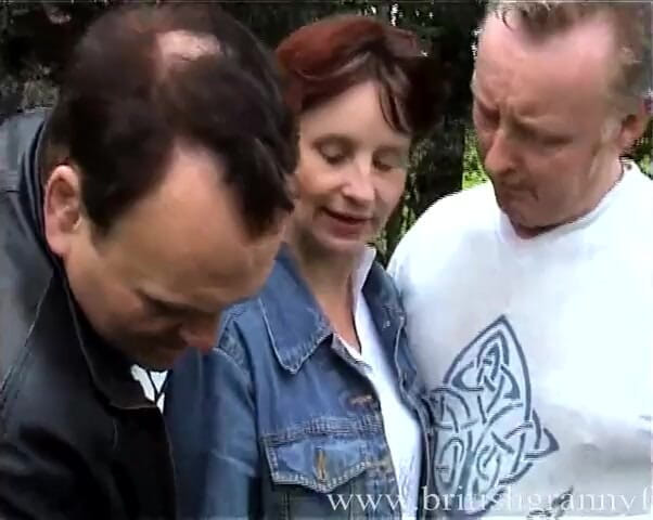 Freddies World: Zierliche brünette MILF, dreier