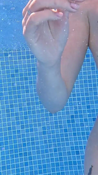 Nude pool provocação e masturbação enquanto ele assiste