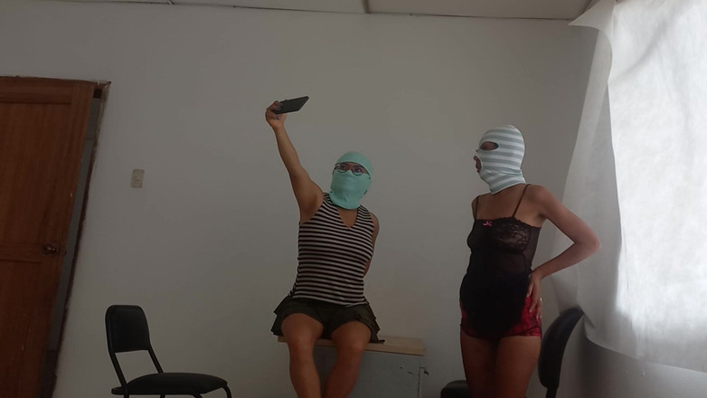 NEGRITA SEXY: Spolupracovníci ukazují svá prsa, zatímco majitelé domu tam nejsou