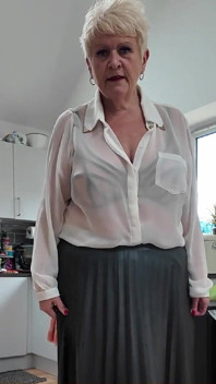 Camisa Blanca, Falda Plisada Y Medias