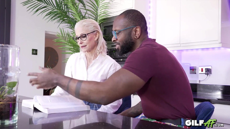 Gilf AF: La nonna tutor jacy cavalca il Grande nero di axel