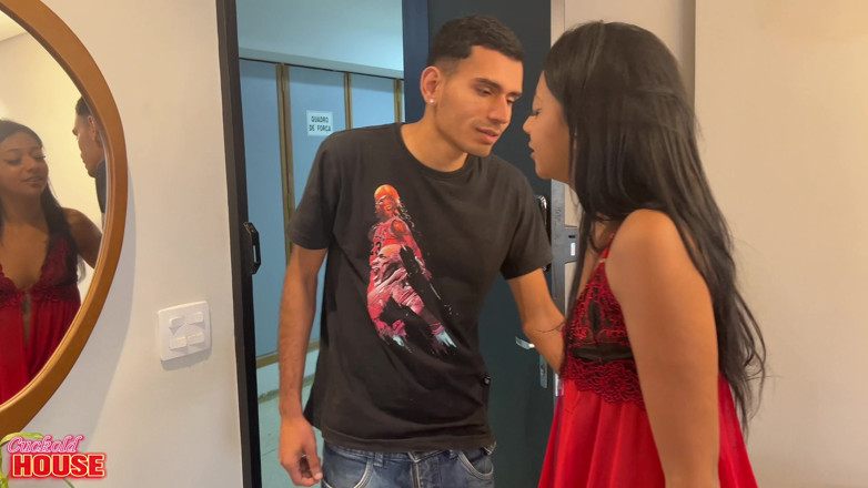 CuckoldHouse: Gadis cantik - dan sangat nakal - melakukan seks berkelompok dengan 2 pria