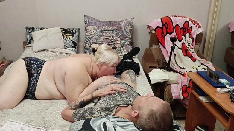 Zona901: Ibu tiri memberikan blowjob untuk sebahagian air mani panas