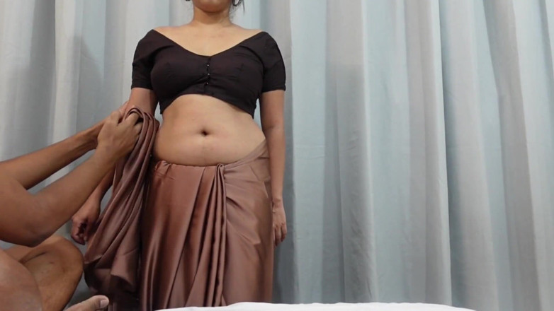 CurvyCumCouple69: Makcik tamil panas berkongkek dalam saree desi gaya doggy India.