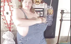 Des gros nichons baisent une bite bien dure jusqu’à ce qu’il éjacule sur son gros visage
