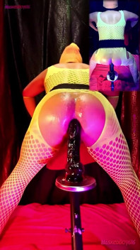 Sventolare il mio sedere oliato, in lingerie fluorescente gialla 3