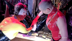 Lady Valeska: Rubber Dommes šukají svázaný gimp