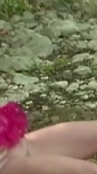 Une blonde lèche et suce une bite à l’extérieur