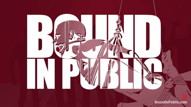 Bound in public: Garanhão em uma gaiola de metal é fodido por clientes de...