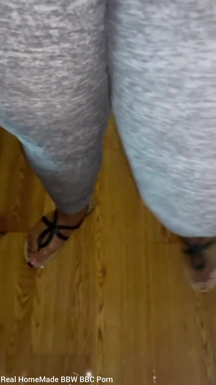 Super sexy ebony cuties: Terdesak untuk wee menarik ke bawah seluar saya kencing di...