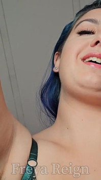 La delicata dominazione femminile trasforma l'adorazione del corpo in gioco di respiro: trattenuti e mozzafiato da ascelle pelose e grandi tette