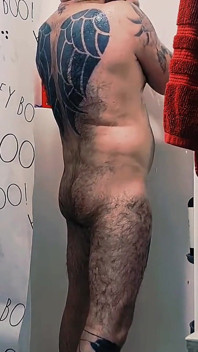 Sexy doccia ragazzo tatuato caldo
