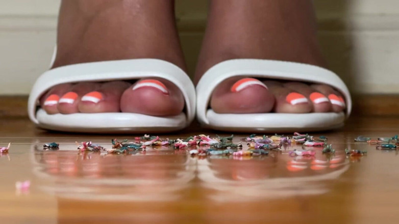 Pink Foxx: La géante Pink Foxx en talons blancs