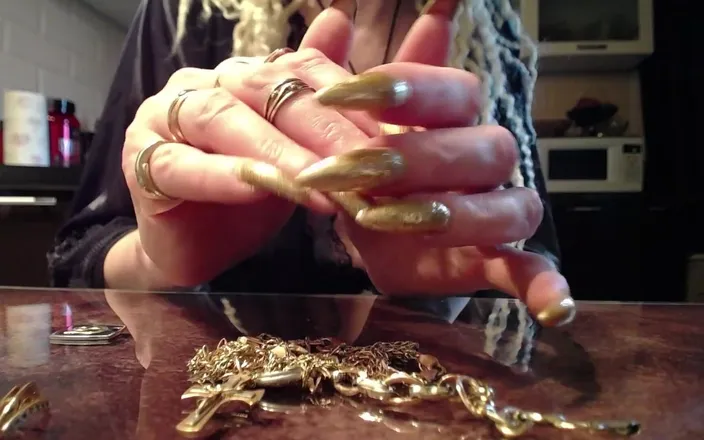 BadAssBitch: Golden Sharp Nails