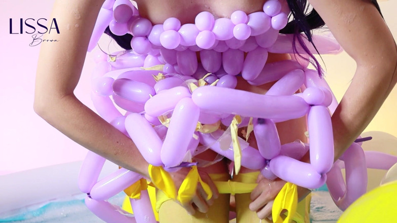 Lissa Brown: Piscine gonflable avec beaucoup de bulles et pop ballo burlesque