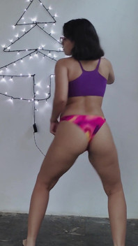 Latin genç Jasmine götünü sallıyor