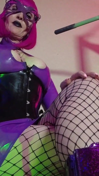 Eva, dominatrice fétichiste en caoutchouc, masque de robe violette à gros cul, milf, jouets BDSM, femdom, solo sexy