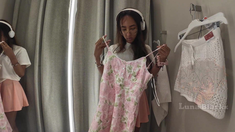 LunaBlackx: Girl Caught in Fitting Room. Everyone Saw Her Naked