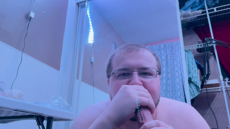 Chubbybidude: Baculatý gay cvičí orál na černém robertku