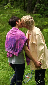 Un twink au cul rebondi séduit son ami hétéro de 18 ans en échangant son énorme bite sans capote