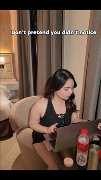 誰かがこっそり近づいてきている