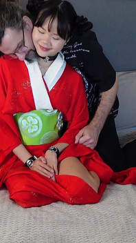 Masa keseronokan untuk awek Asia comel dalam kimono - menjilat pepek dan menjolok