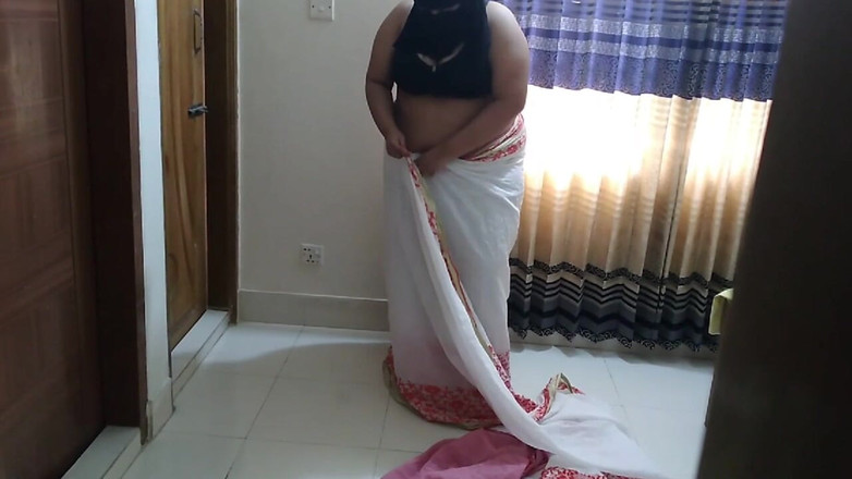 Aria Mia: Professora indiana usando blusa de saree quando uma aluna entra...
