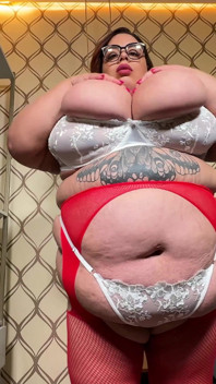 Angel scopa la sua prima macchina del sesso e viene forte