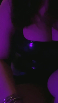Pakaian pendek seksi lateks dan kasut tumit tinggi berbogel