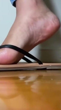 Tachinare cu tălpi de flip flop