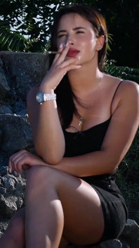 Seksowna brunetka kochanie pali