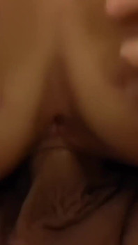Krásná a sexy blondýnka šukaná dvěma velkými penisy
