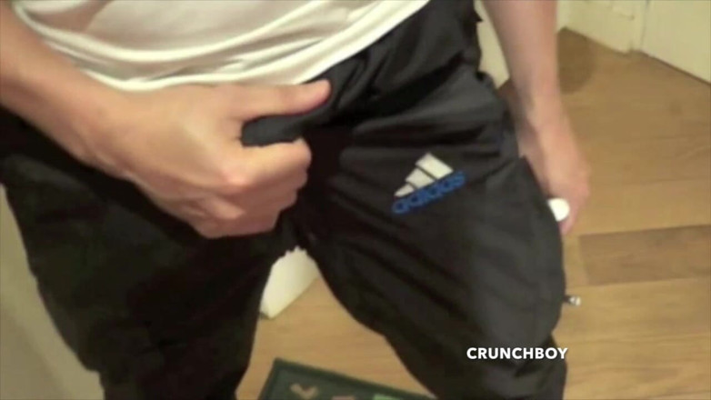 Raw French Bad boys: Asiatische schlampe unterwürfickt mit turnschuhen und badboy aus paris