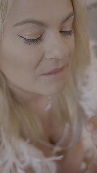 Blonde milf in netkousen geeft erotische voetneukpartij